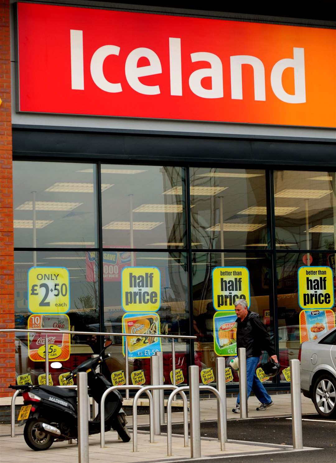 Iceland is hiring 2,000 temporary workers to prepare for a rise in ‘pinging’ (PA)