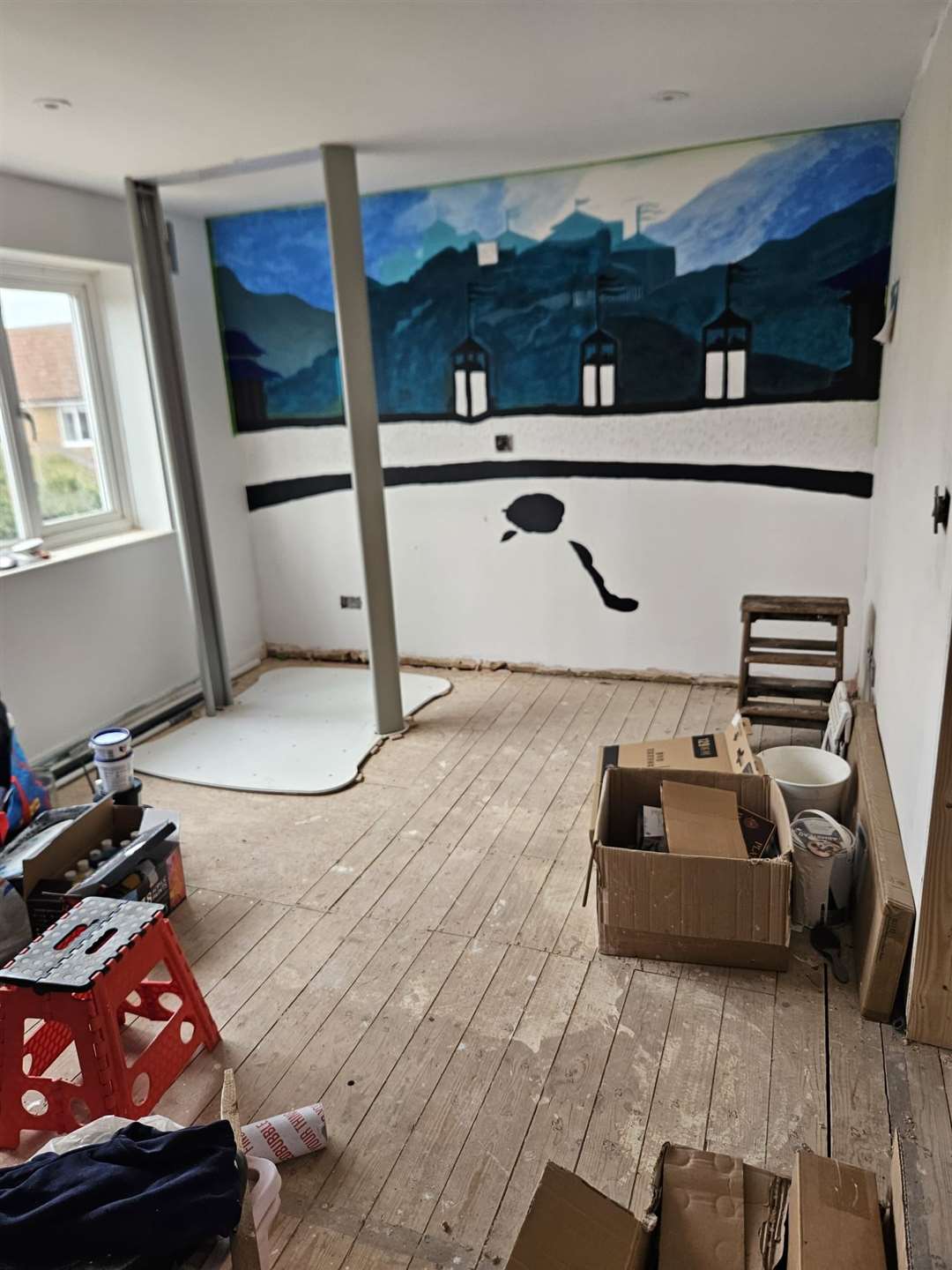 A family friend has been helping to create a Harry Potter mural for Caitlin’s room (Nick Passey/PA)