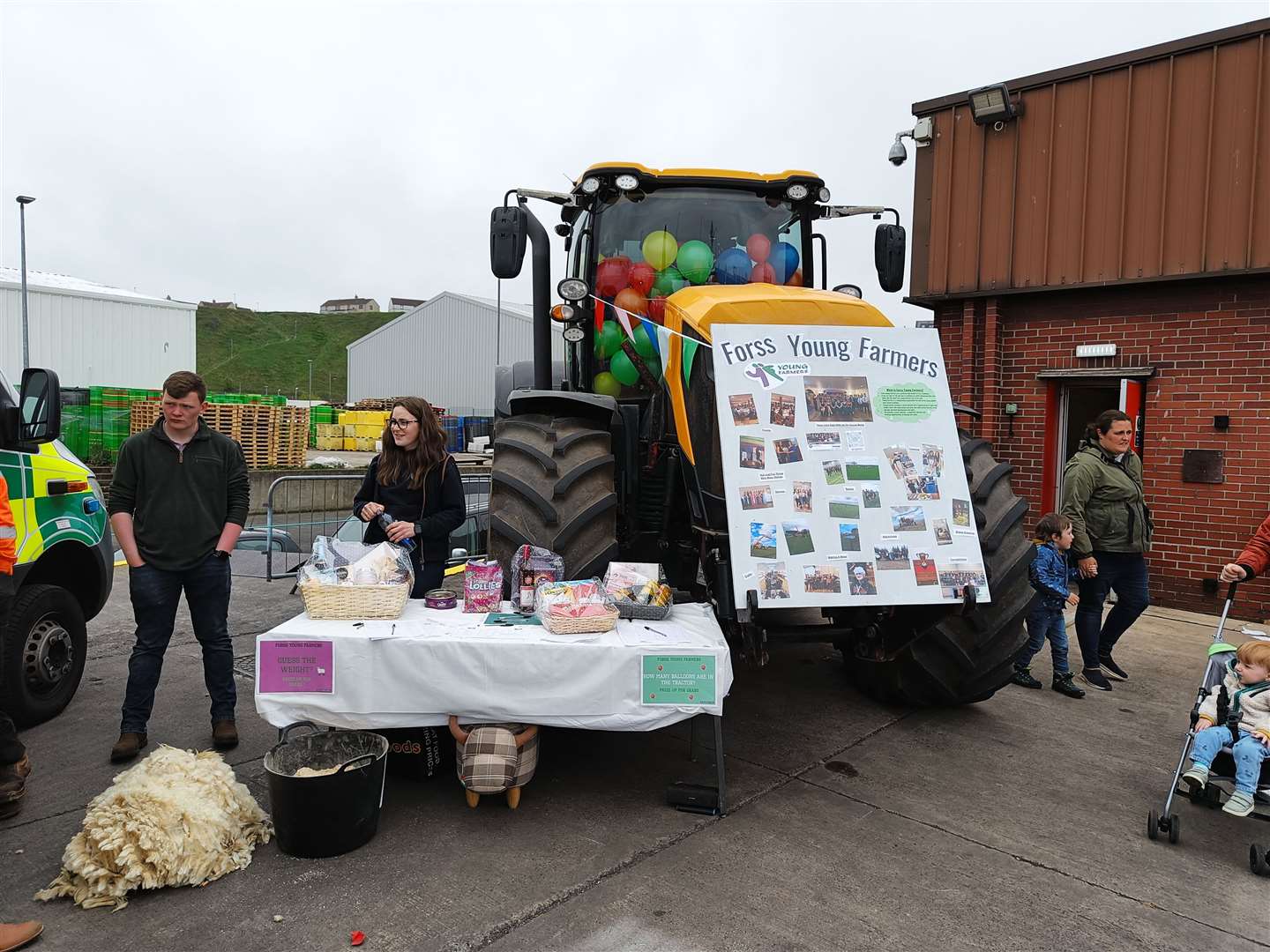 Forss Young Farmers had a competition to guess the number of balloons in a tractor.