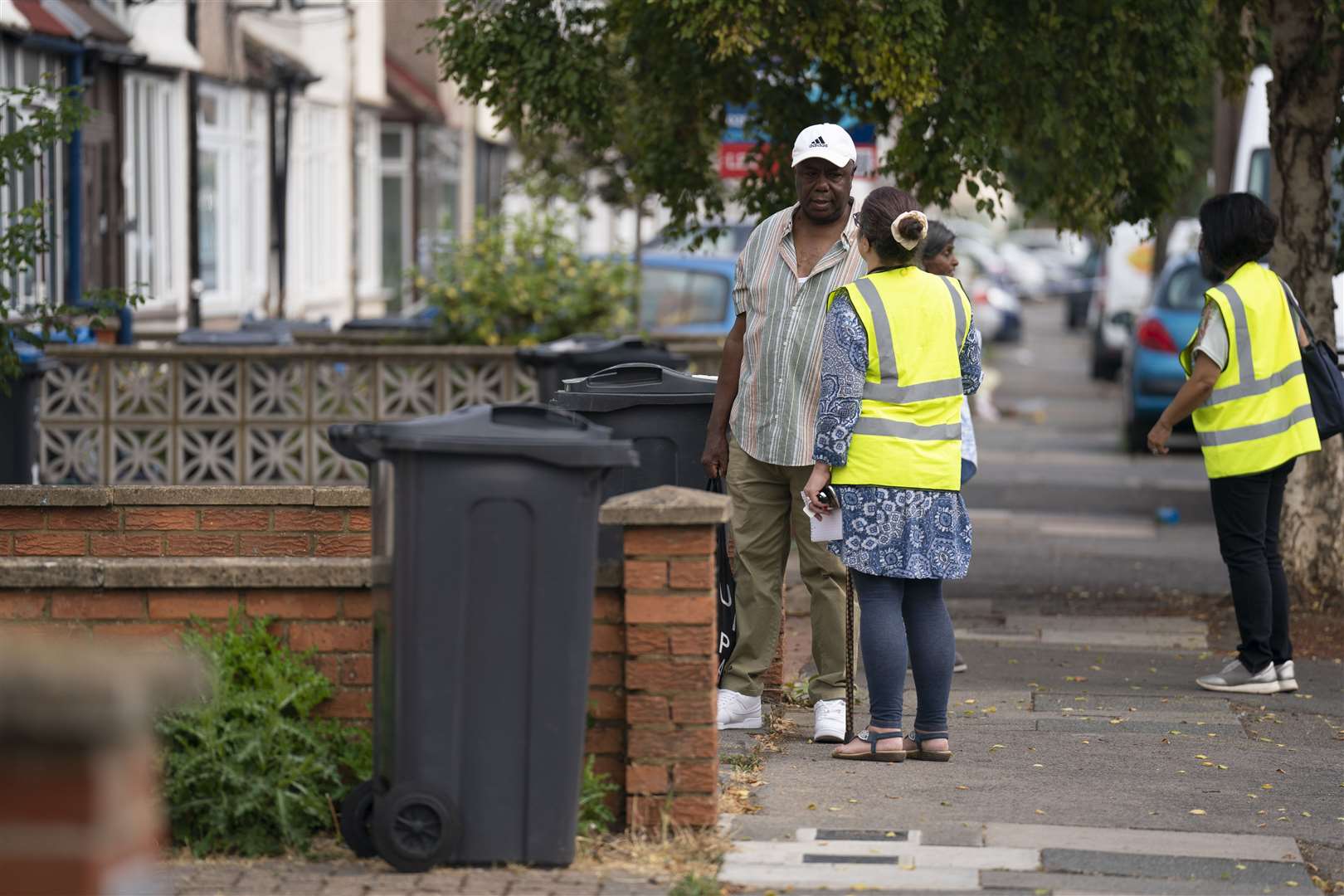 A council worker issues advice to residents (Kirsty O’Connor/PA)