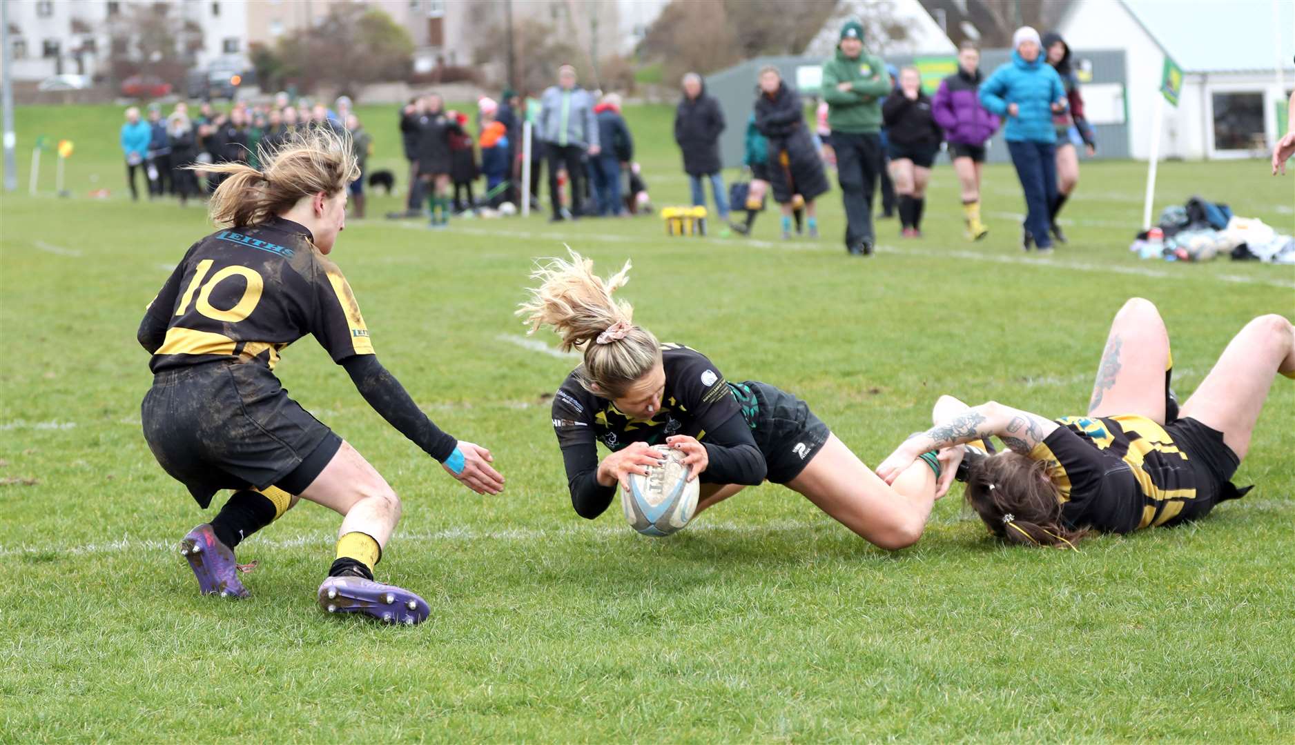 Emily Flavell scores a try for the Krakens despite being tackled. Picture: James Gunn