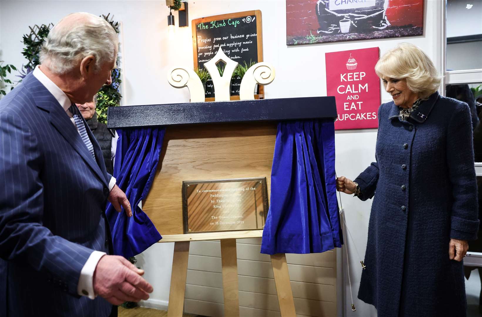 The King and Queen Consort unveil a commemorative plaque (Isabel Infantes/PA)