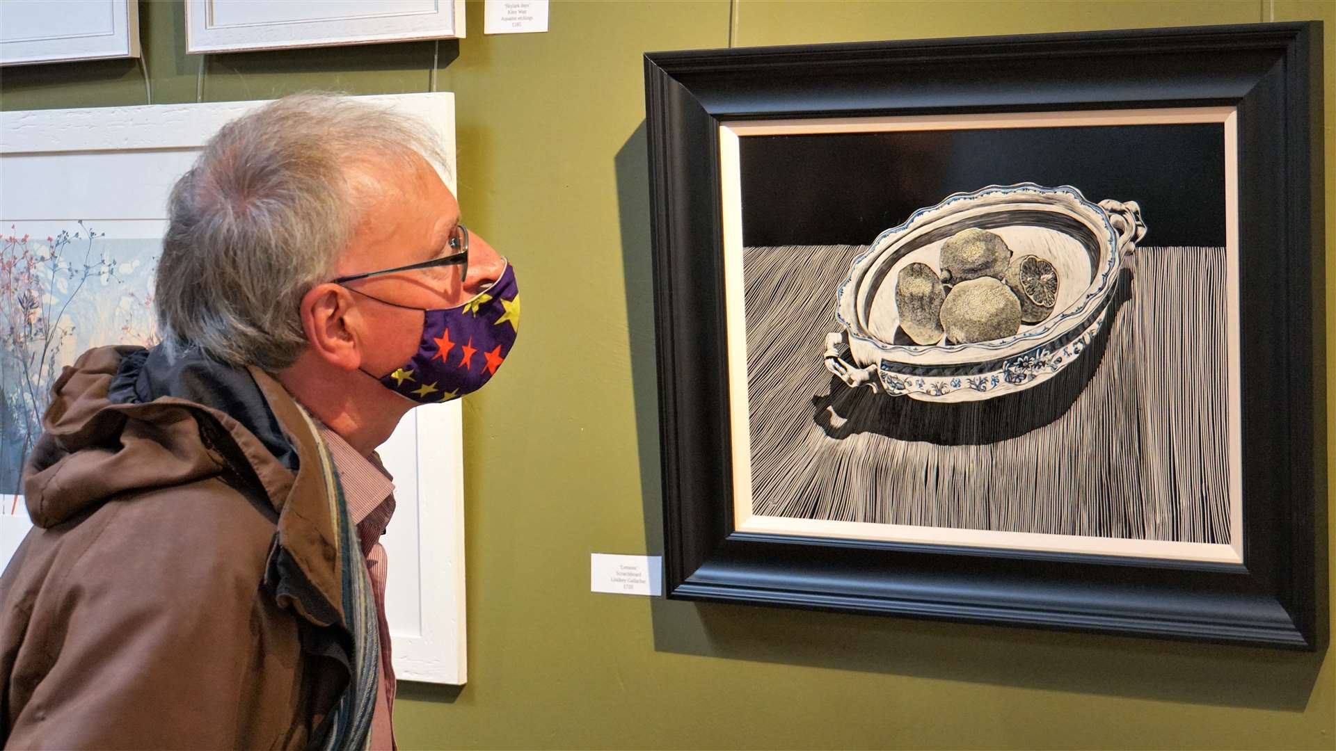 Local artist and connoisseur Ian Pearson looks at one of Lindsey Gallacher's scratchboard works.