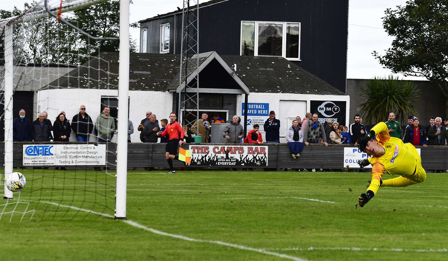 Bo'ness keeper Andy Murphy can only watch as Steven Anderson's diving header flies into the net. Picture: Mel Roger
