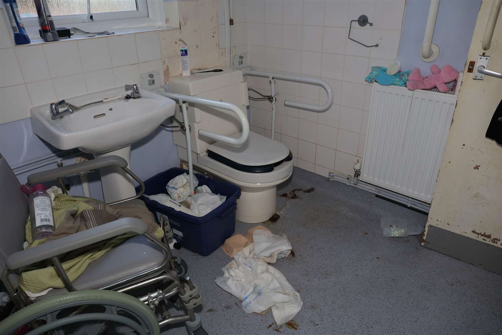 The bathroom Kaylea’s home (Heddlu Dyfed Powys Police/PA)