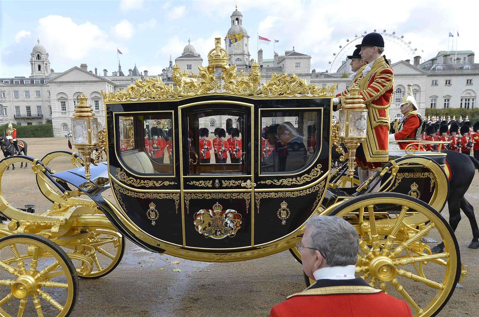 The President of Singapore Tony Tan leaves in a carriage with the Queen in 2014 (Toby Melville/PA)