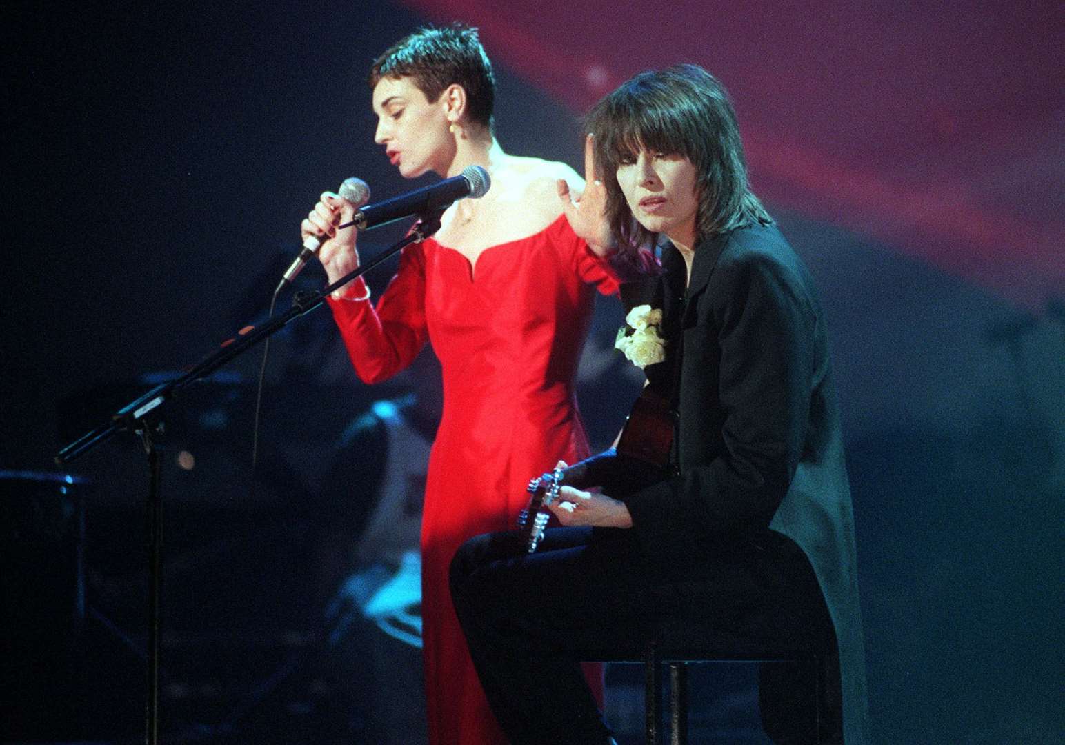 Sinead O’Connor singing with Chrissie Hynde in 1999 (Sean Dempsey/PA)