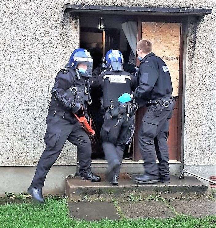 Police go in heavy at a raid on a suspected drug dealer's house in Thurso.