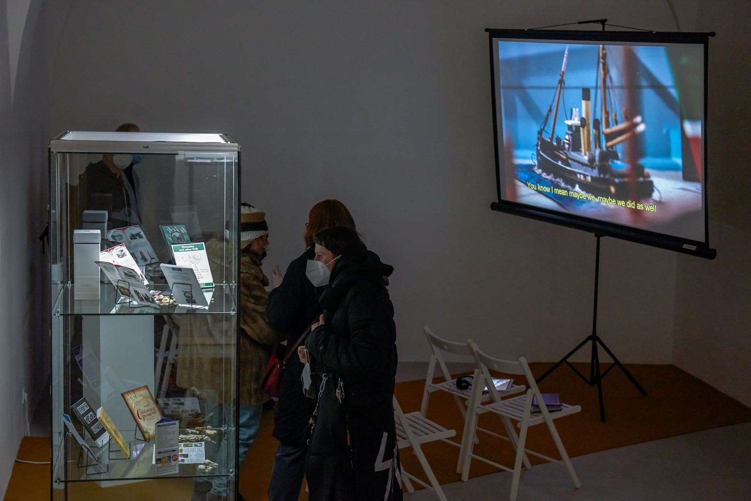 Návštěvníci Galerie TIC v Brně na slavnostním zahájení výstavy Anny Tezarové AV Pit of Heritage.  Obrázek: Kamil Dill