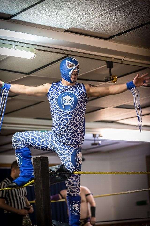 CPW champion Lucha DS has a friendly word with the crowd. Picture: Studiograff