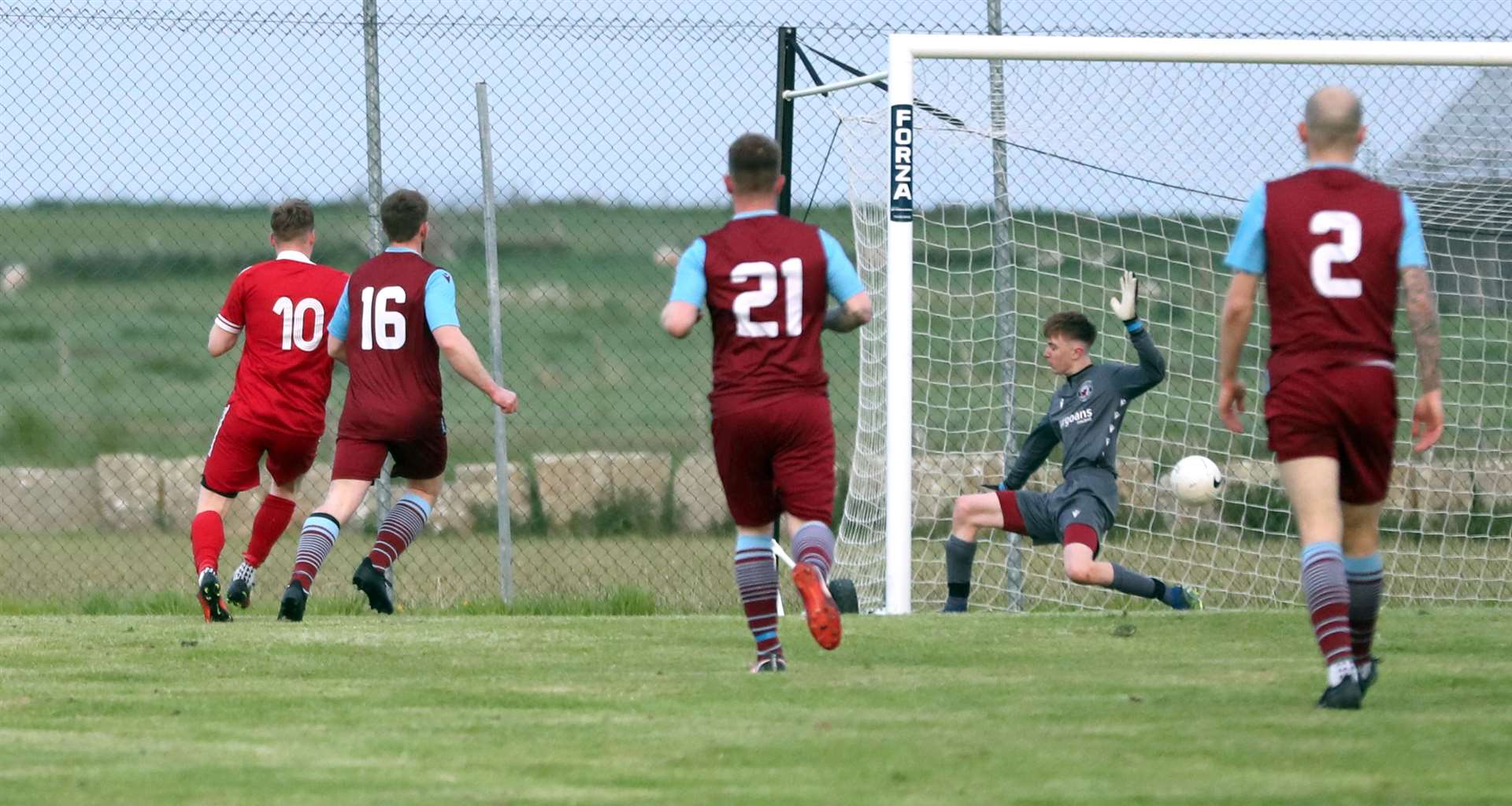 Steven Anderson beats Pentland United keeper Mackenzie Beaton to equalise for Wick Groats. Picture: James Gunn