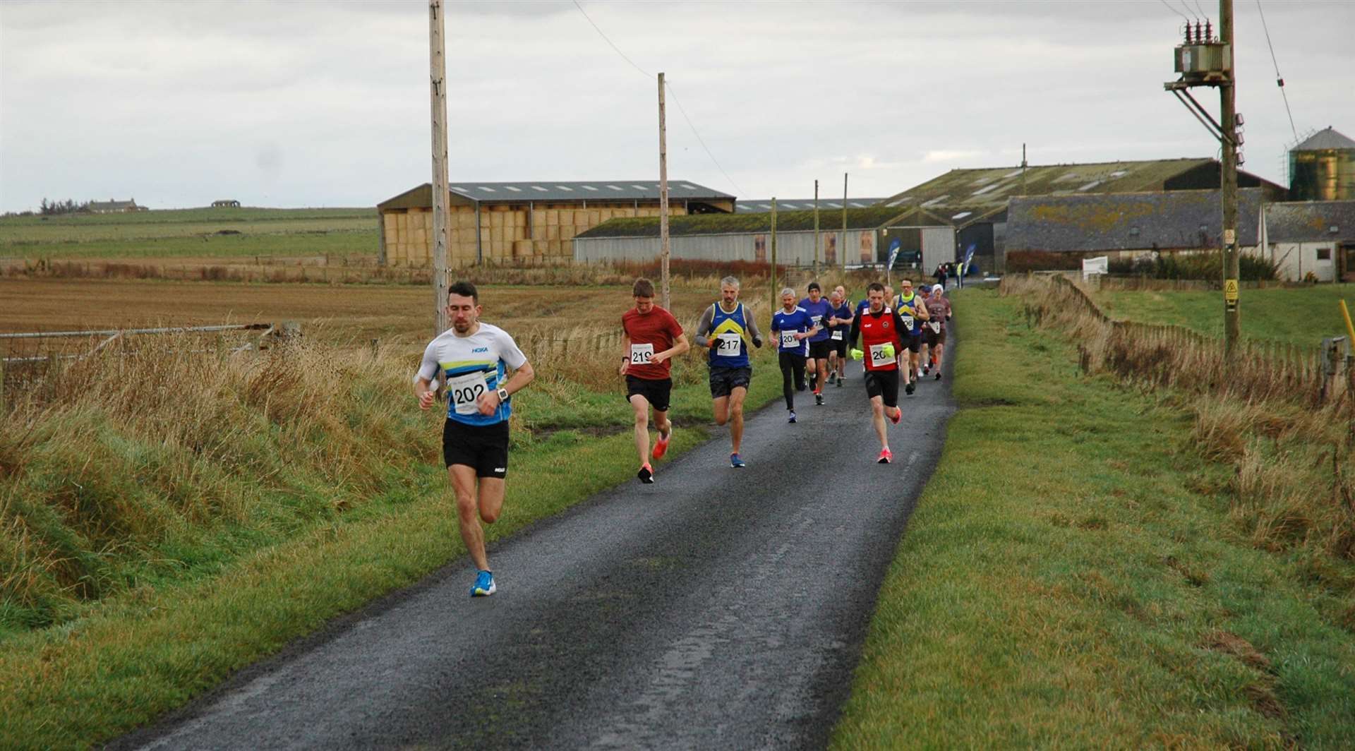 The first wave of runners in the Caithness 10k, led by Andrew Douglas.