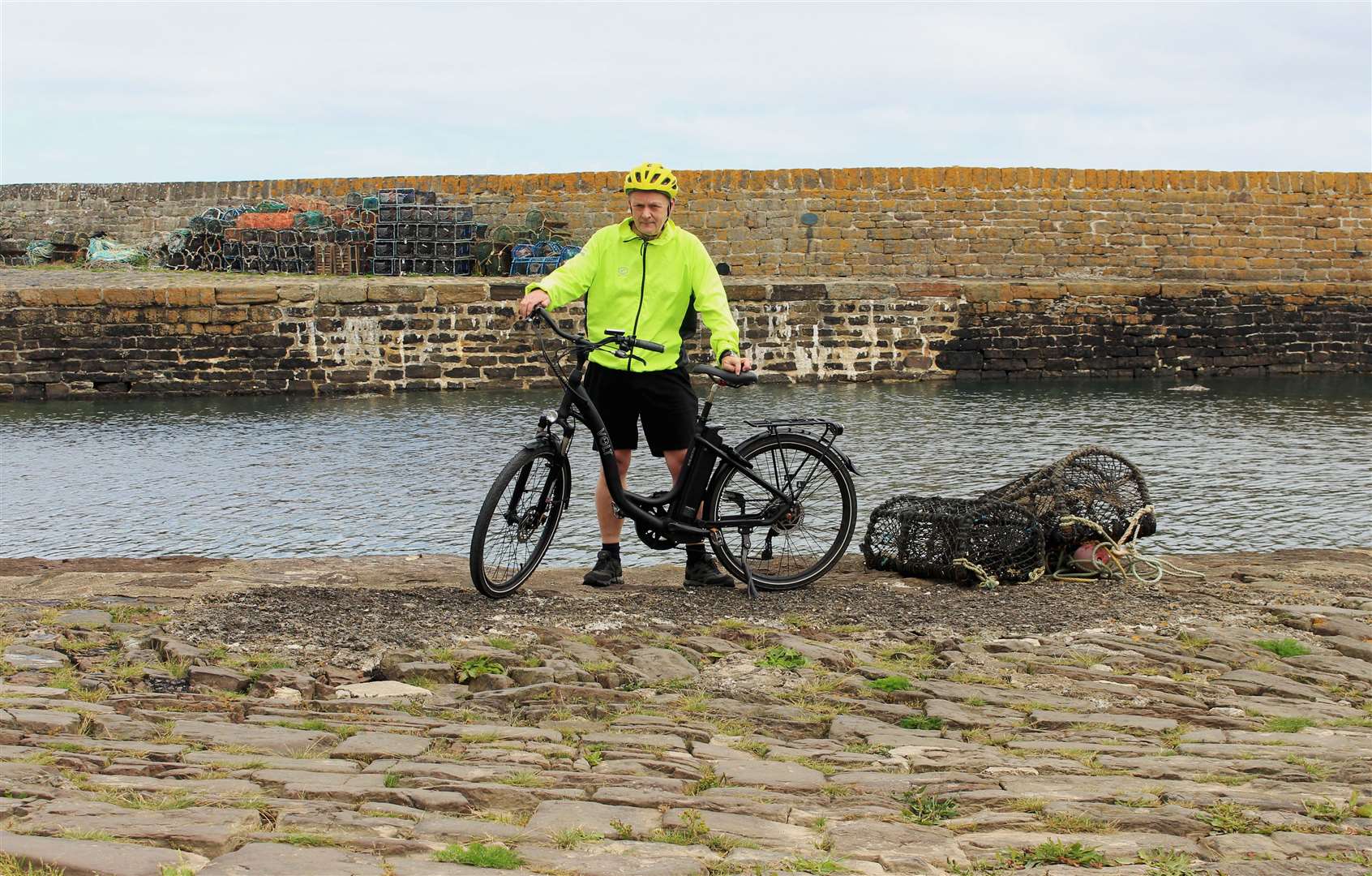 Alan with the ebike at Keiss harbour.