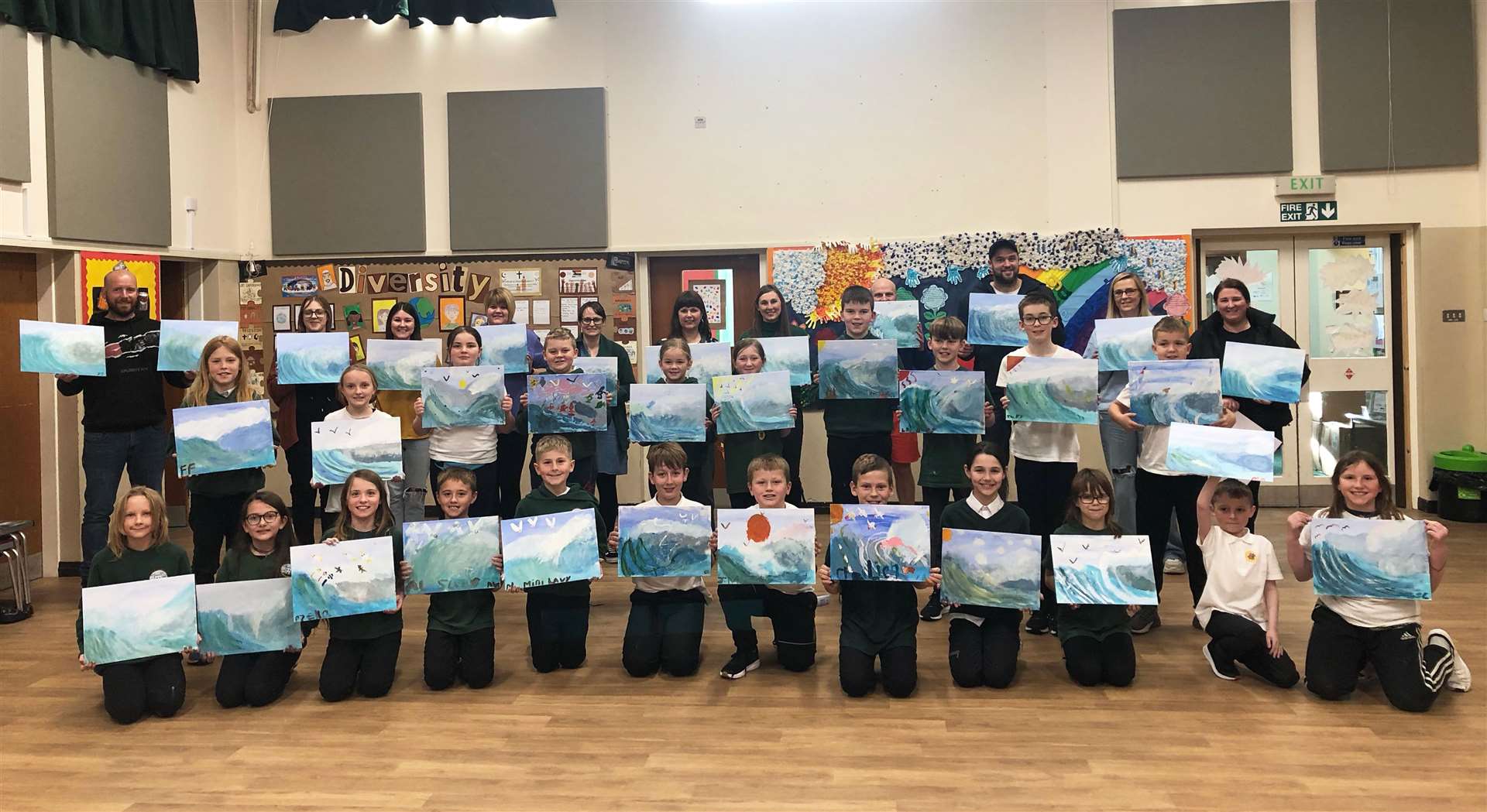 Keiss P5-P7 pupils and family members showing their wave paintings after the workshop with artist Lisa McDonald.
