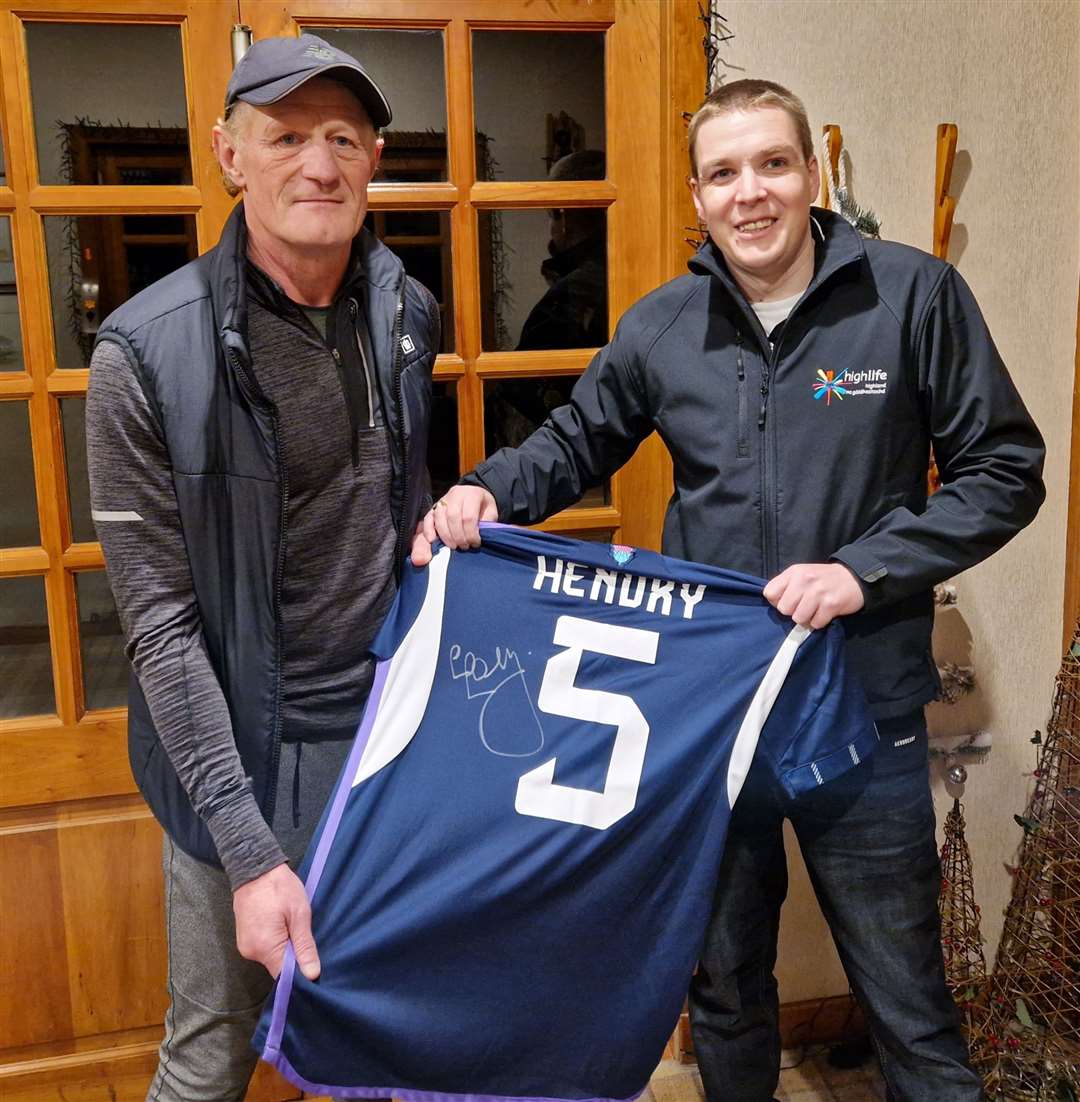 Colin Hendry presents active schools coordinator Alyn Gunn with a signed shirt during his visit to Thurso.